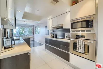 910 S Holt Ave #104, Los Angeles, CA 90035 - Photo 1