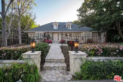 713 Foothill Rd, Beverly Hills, CA 90210 - Photo 1