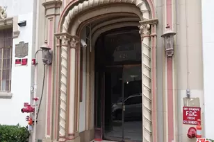 621 S Gramercy Pl, Los Angeles, CA 90005 - Photo 1