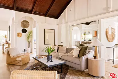 1638 S Van Ness Ave, Los Angeles, CA 90019 - Photo 1