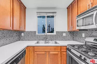 1837 N La Brea Ave #2, Los Angeles, CA 90046 - Photo 1