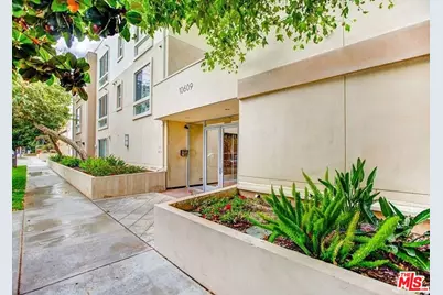 10609 Bloomfield St #103, Toluca Lake, CA 91602 - Photo 1