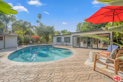 20412 Oxnard, Woodland Hills, CA 91367 - Photo 1