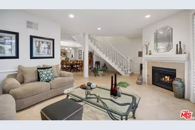 18135 Burbank Blvd #8, Tarzana, CA 91356 - Photo 1