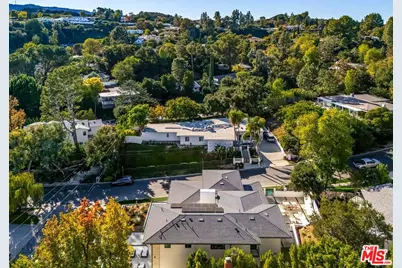 16879 Mooncrest Dr, Encino, CA 91436 - Photo 1