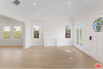 623 N Poinsettia Pl, Los Angeles, CA 90036 - Photo 1