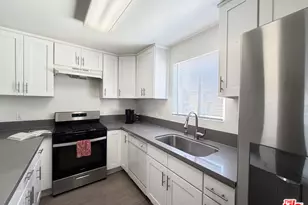 326 S Manhattan Pl, Los Angeles, CA 90020 - Photo 1