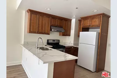 345 S Gramercy Pl #210, Los Angeles, CA 90020 - Photo 1