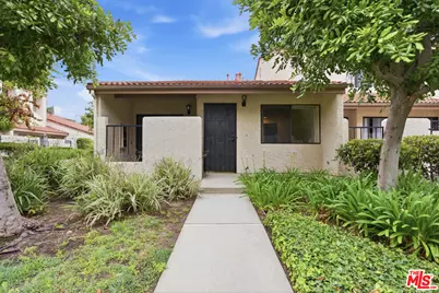 18136 Oxnard St #39, Tarzana, CA 91356 - Photo 1