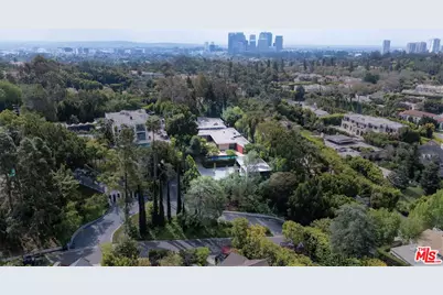 1022 Summit Dr, Beverly Hills, CA 90210 - Photo 1