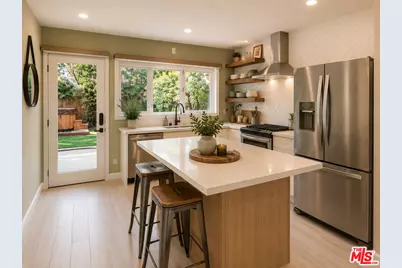 3213 Thatcher Ave, Venice, CA 90292 - Photo 1