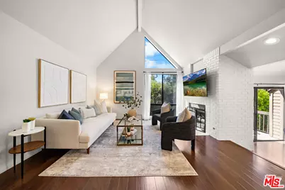 835 S Lucerne Blvd #310, Los Angeles, CA 90005 - Photo 1