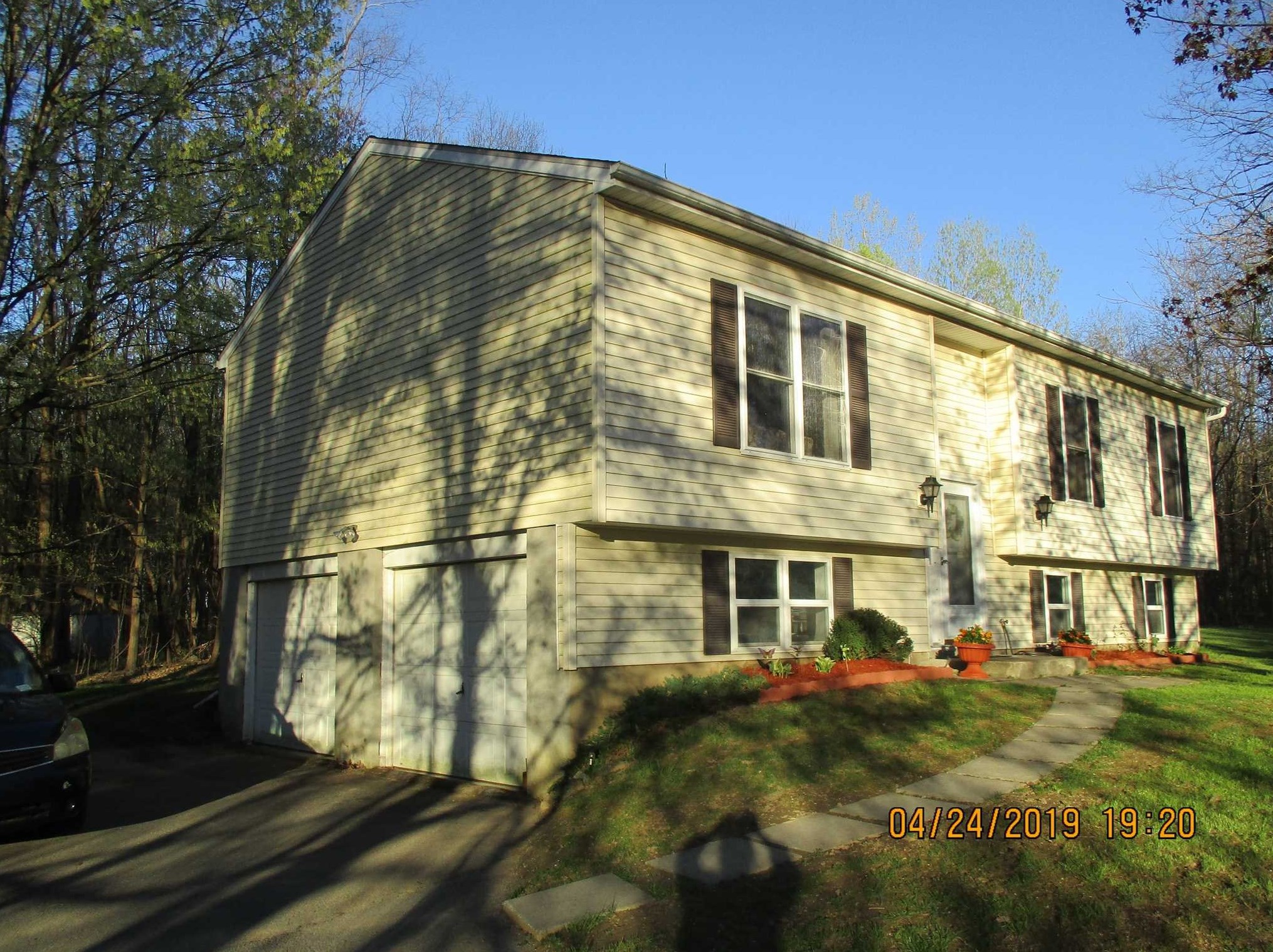 4 Vassar Dr, Red Hook, NY 12571