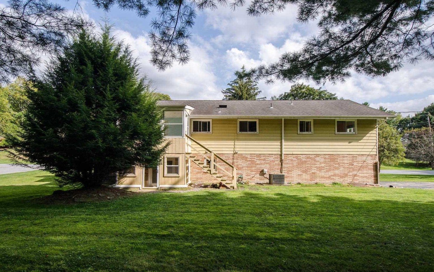 22 Pasture Ln, Poughkeepsie, NY 12603