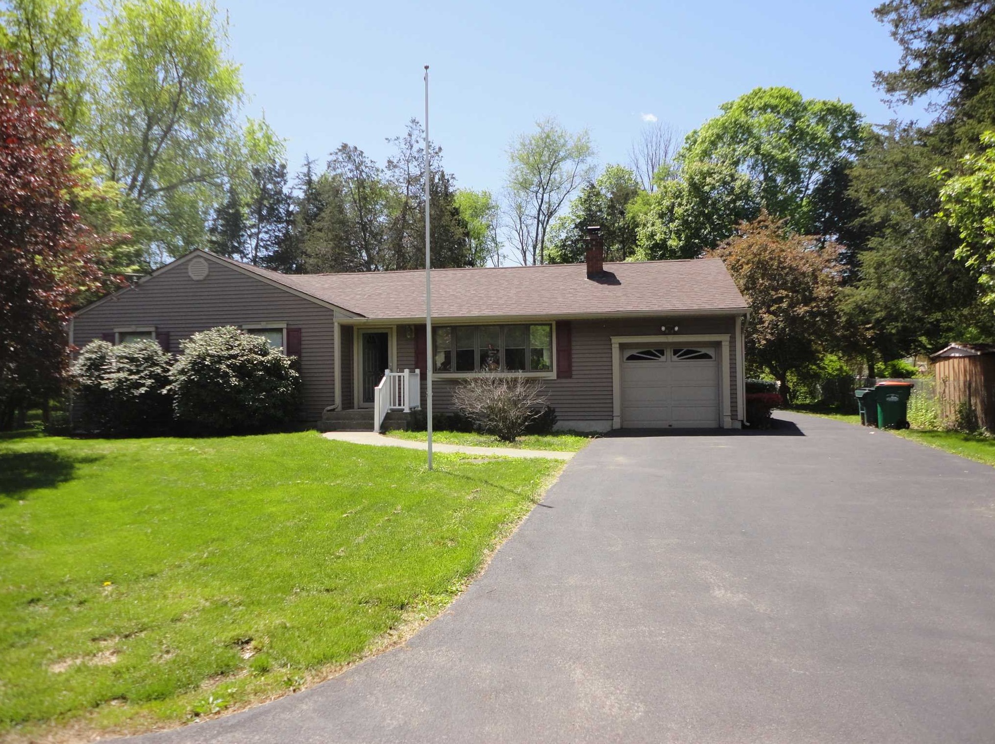 1 Schyler Dr, Poughkeepsie, NY 12603-6110