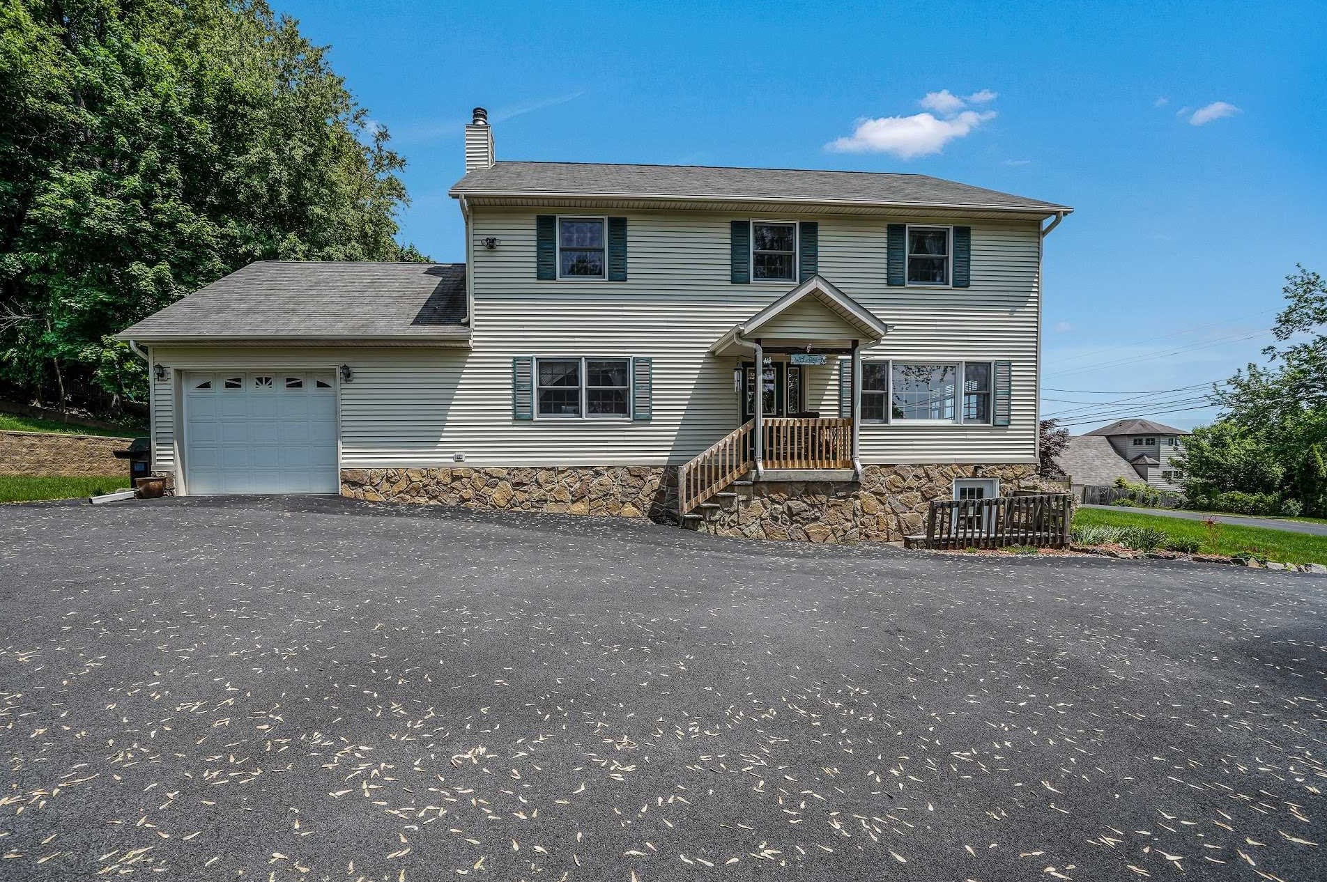 568 Shore Dr, Newburgh, NY 12553-5439