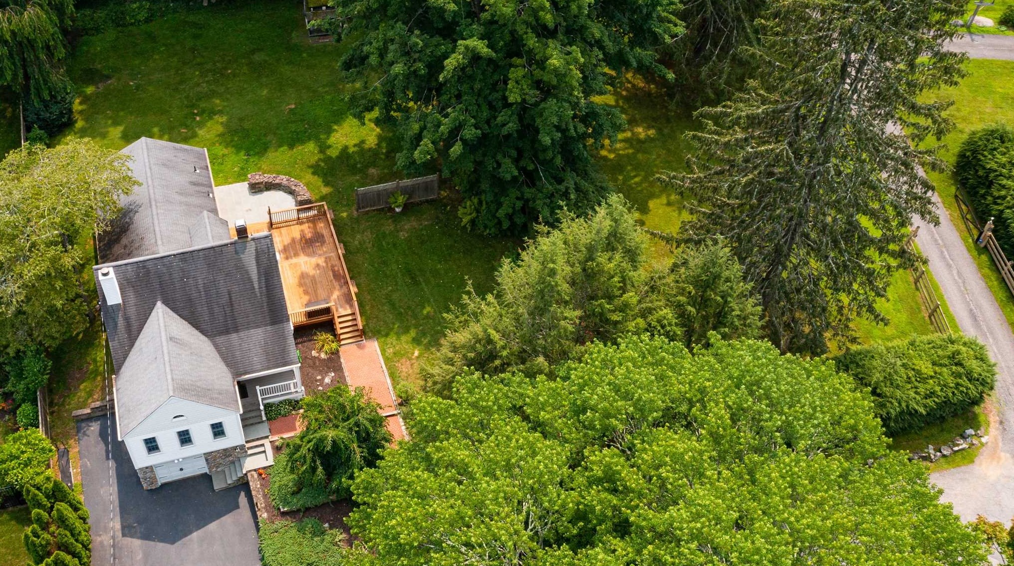 4 Oak Dr, Katonah NY  10536-3222 exterior