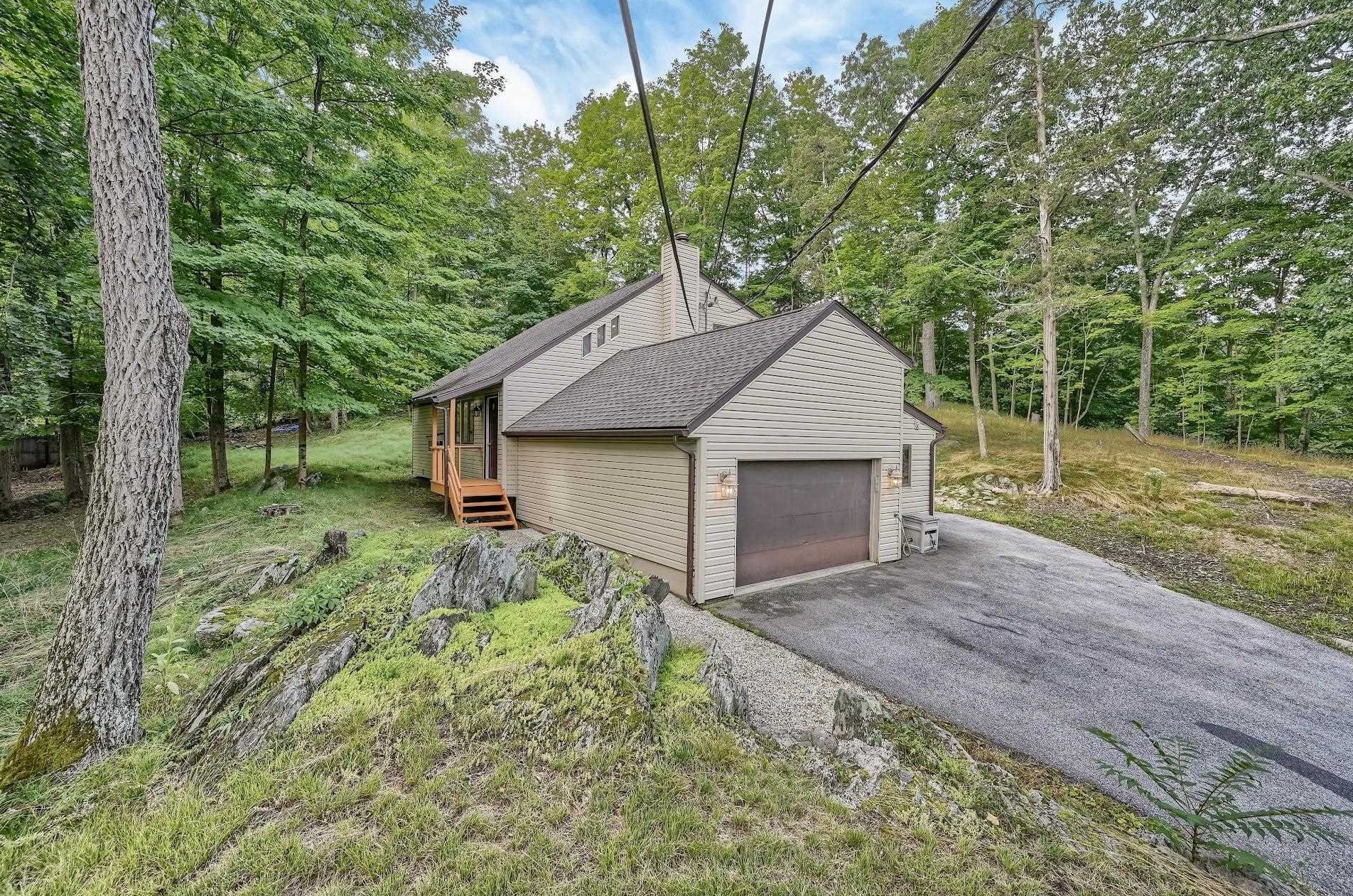 20 Vanderbilt Ln, Hyde Park, NY 12538