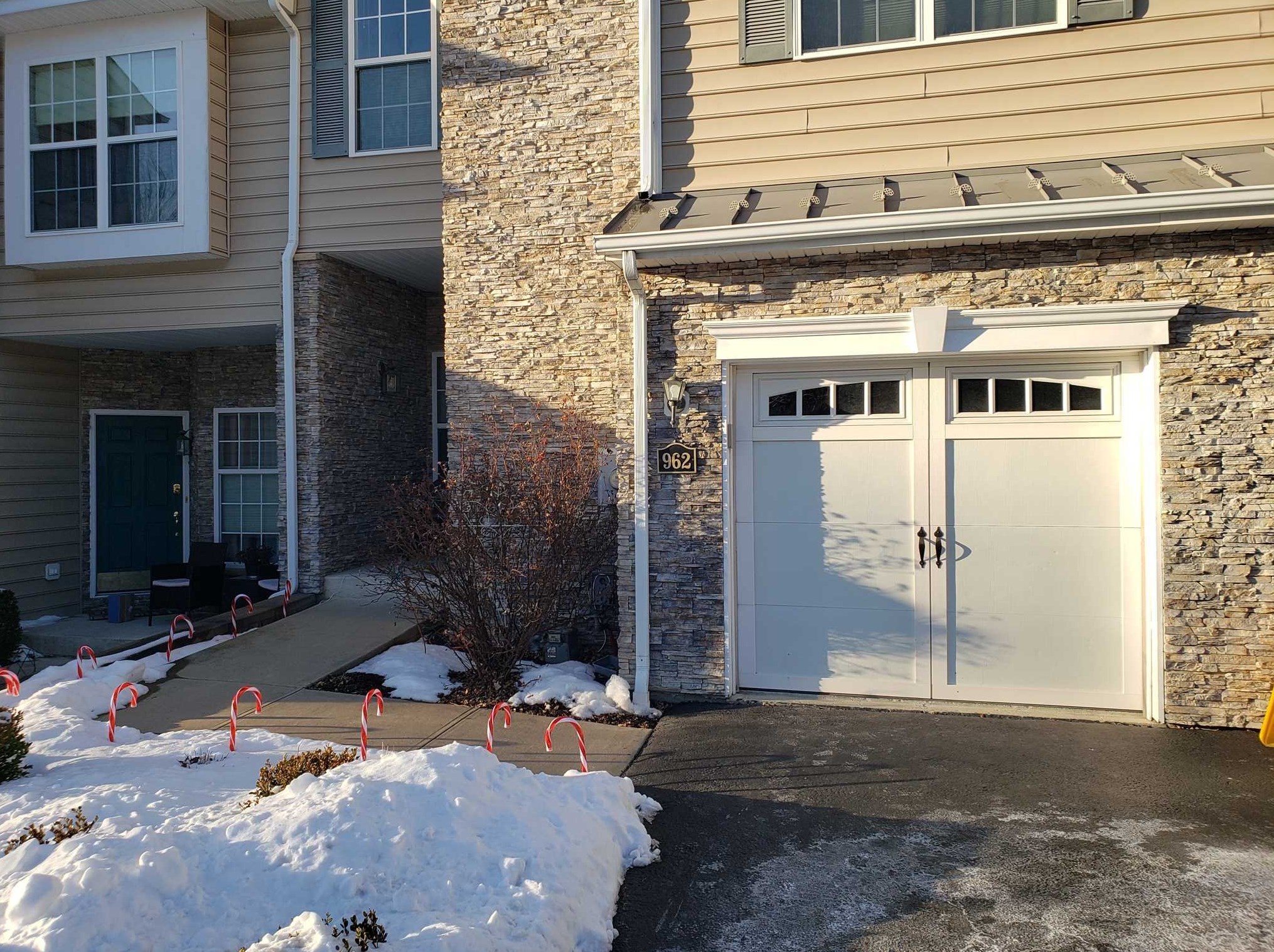 962 Huntington Dr, Fishkill, NY 12524