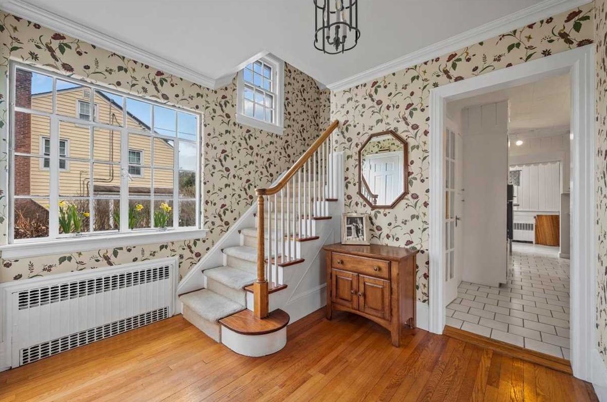 8 Seaman Rd, Poughkeepsie, NY 12601