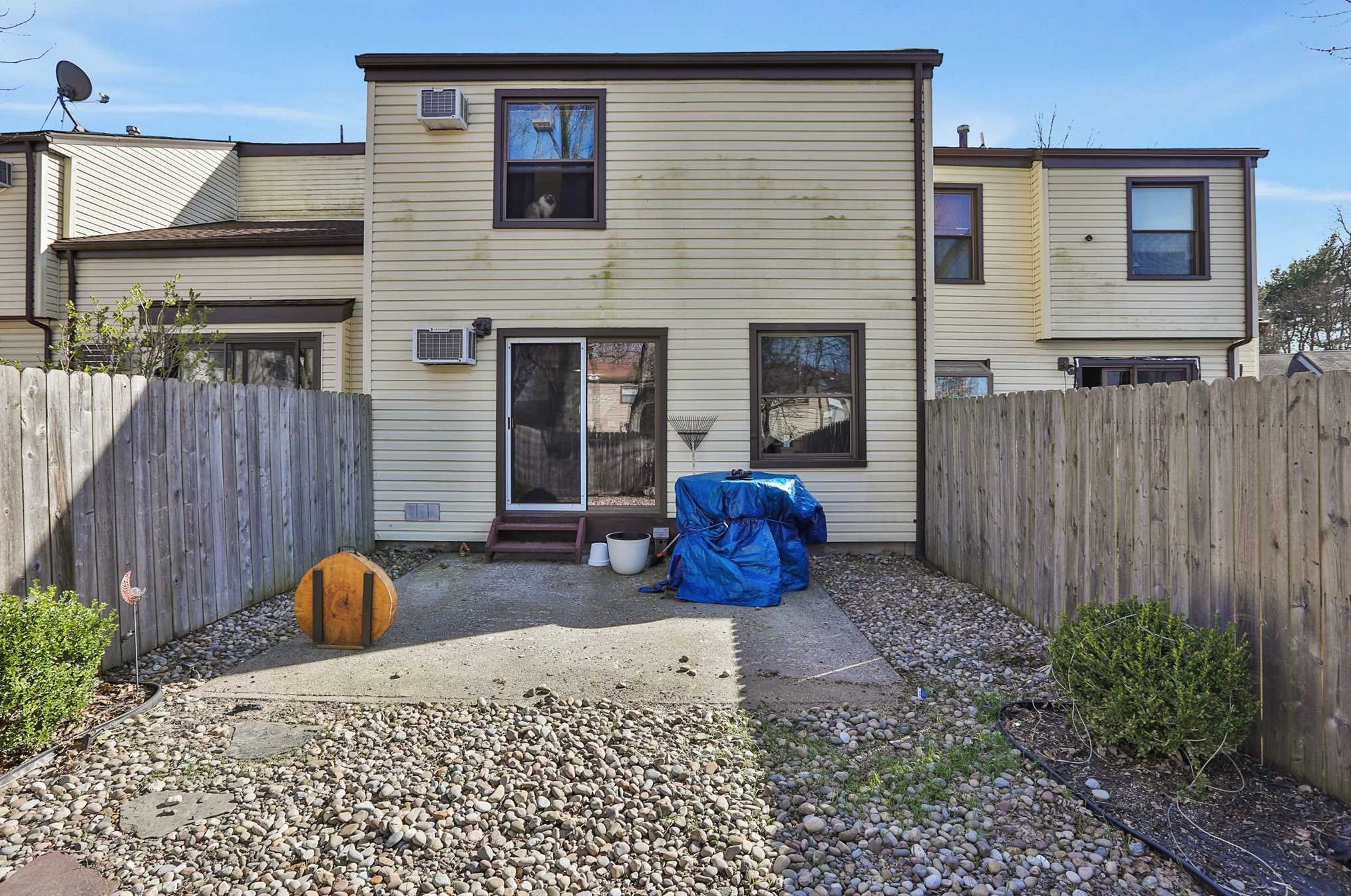 8 Sycamore Dr, Beacon NY 12508-3928 exterior