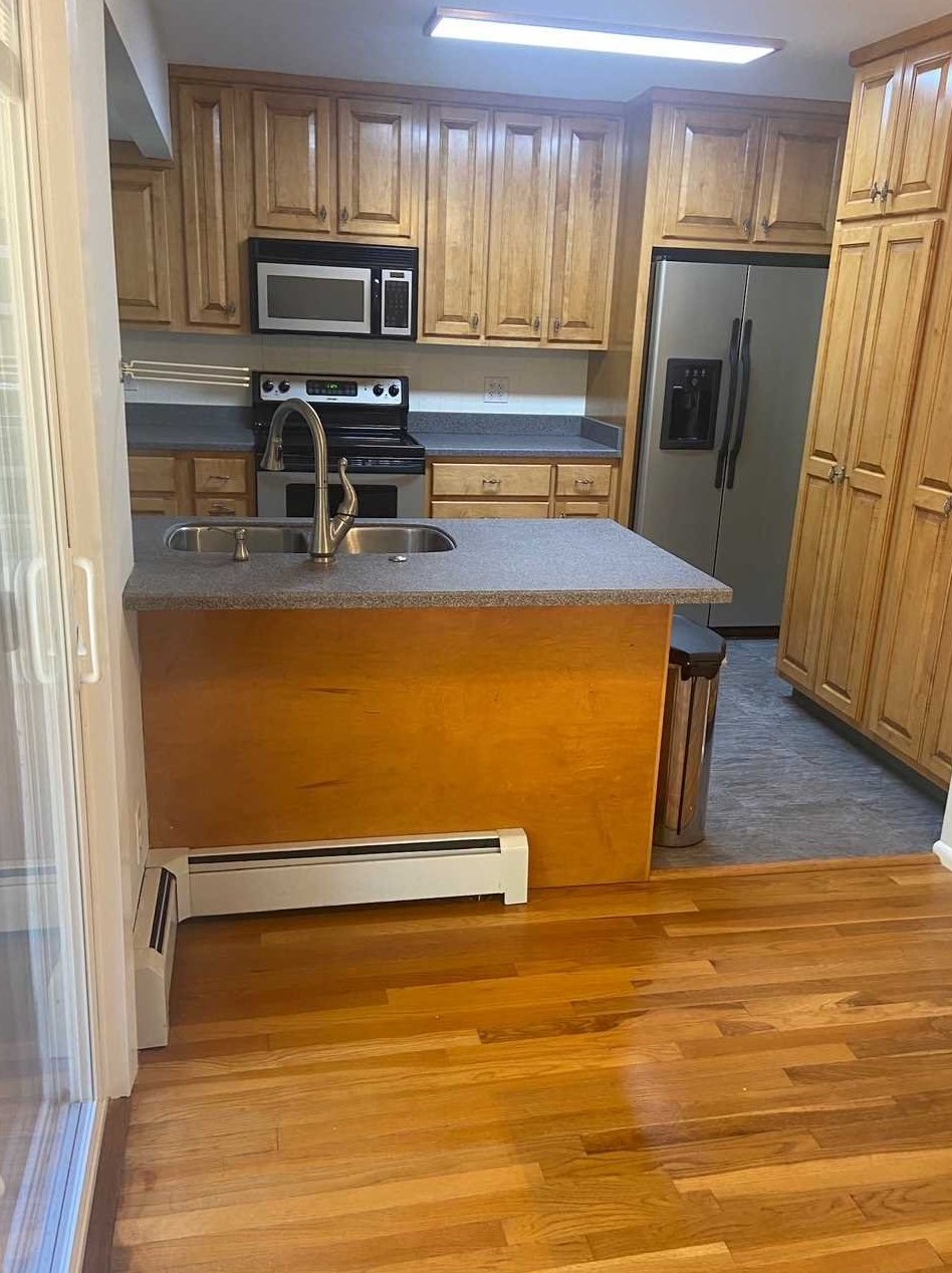 14 Cambridge Dr, Red Hook, NY 12571-1605