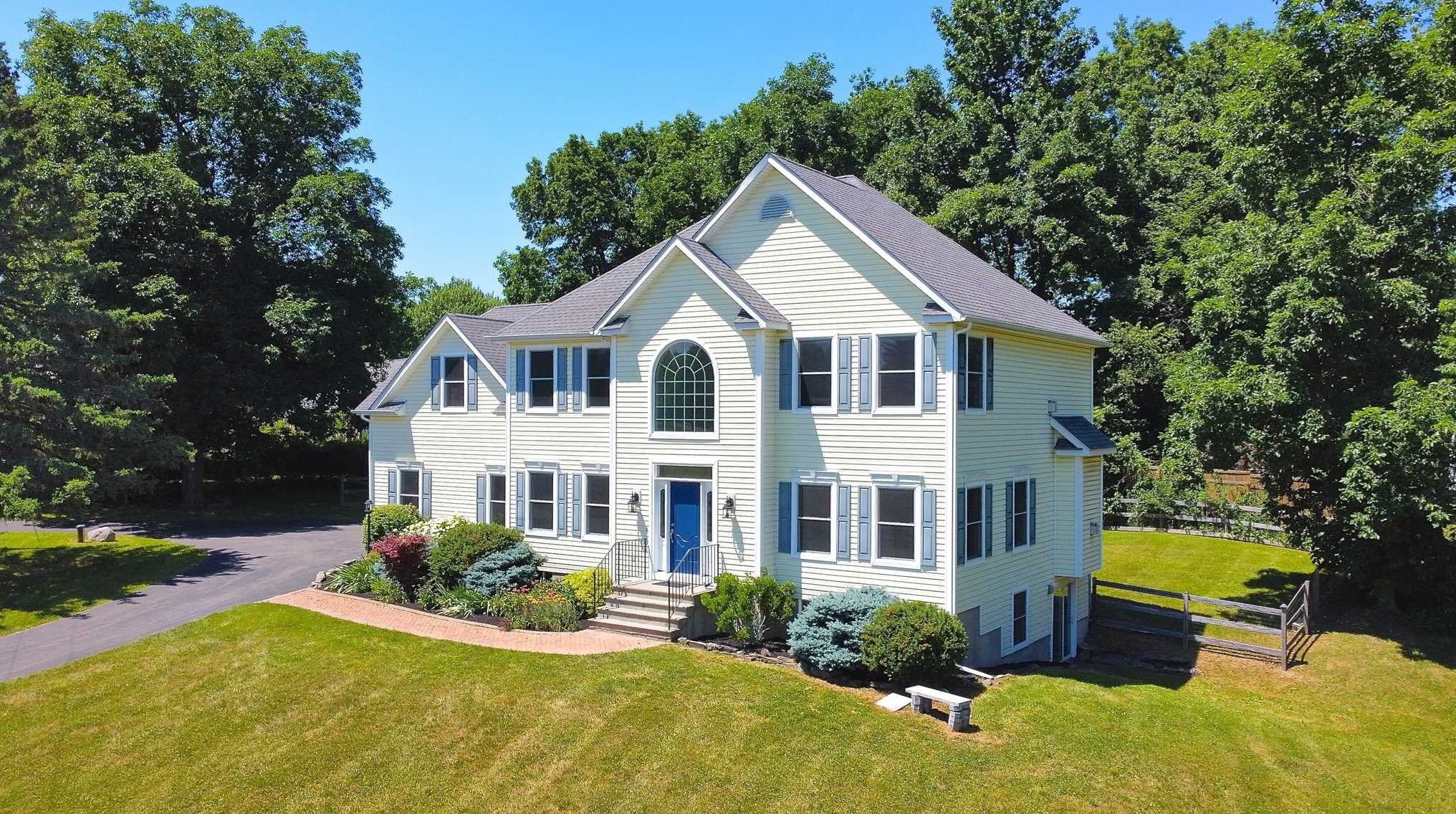 10 Sunrise Dr, Red Hook, NY 12571