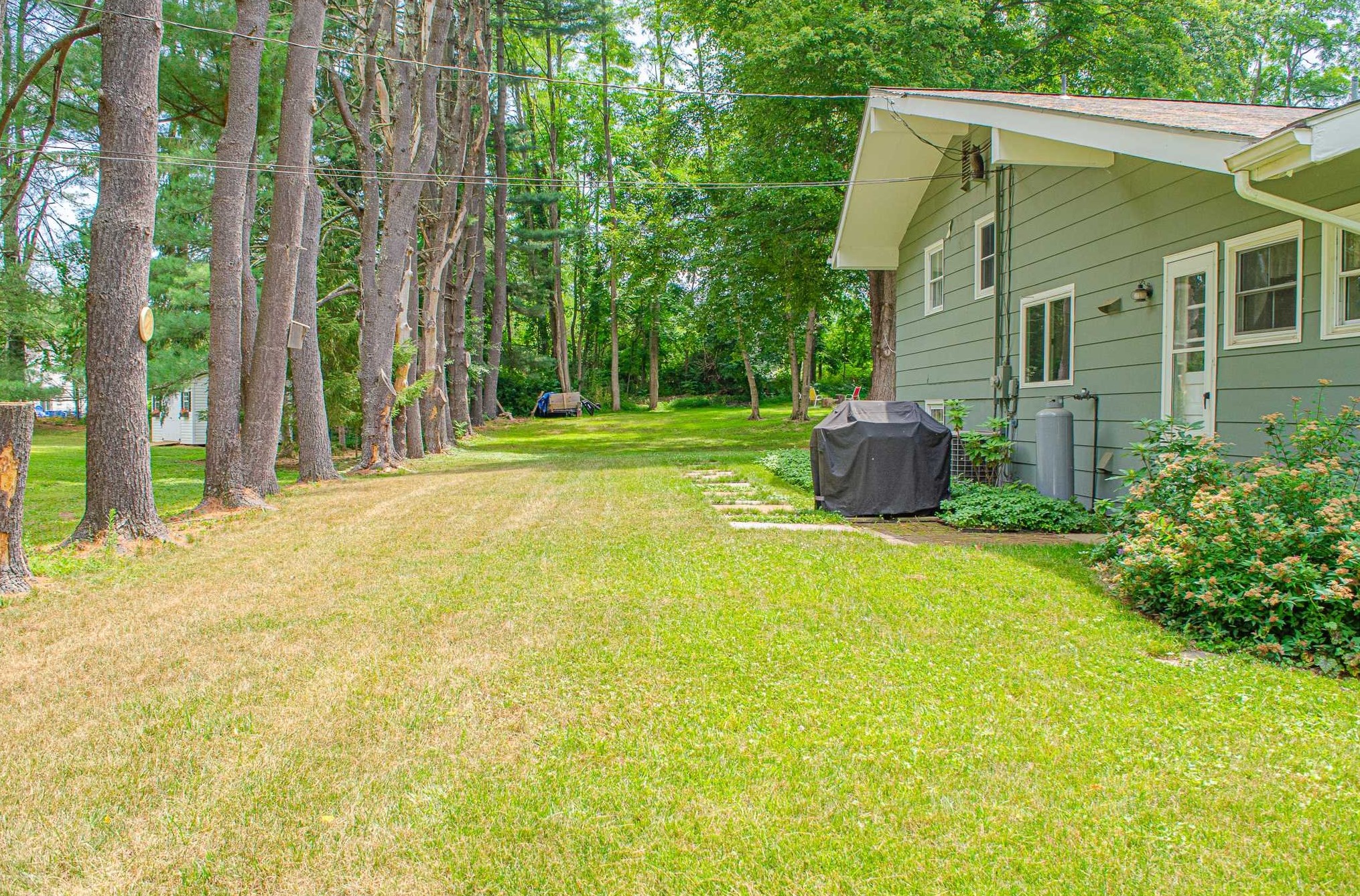 5 Elm St, Red Hook NY 12571-1148 exterior