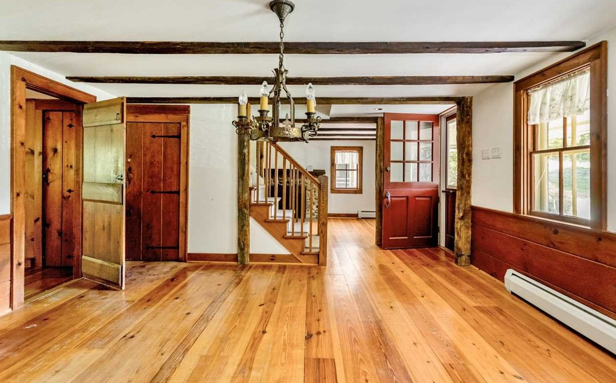 82 Church Rd, Red Hook, NY 12571-9135