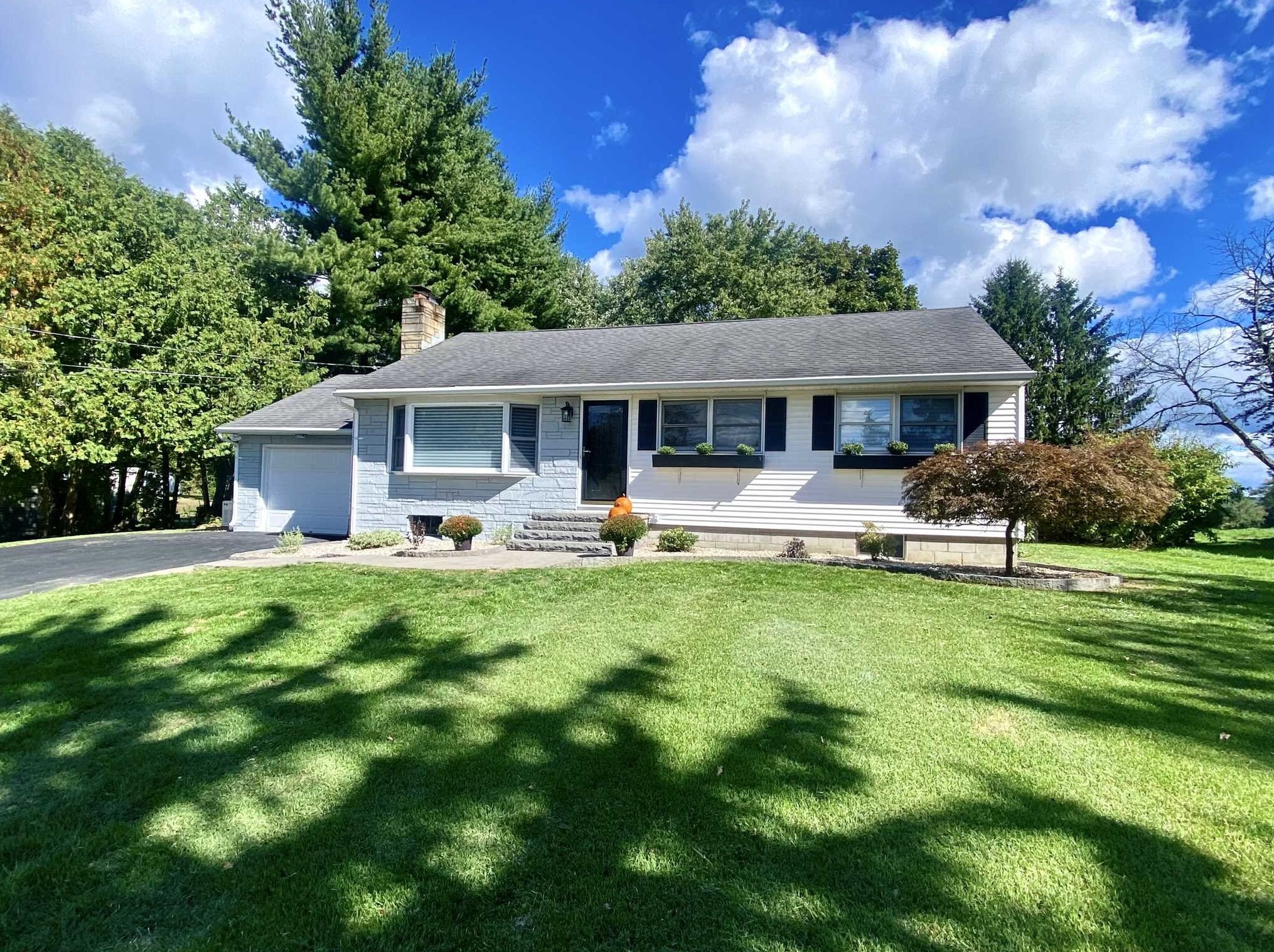 8 Nied Dr, Pleasant Valley, NY 12569