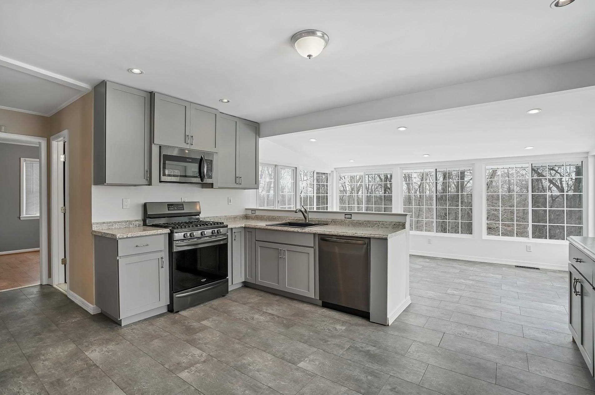 19 Ridgeview Rd, East Fishkill, NY 12533-5339