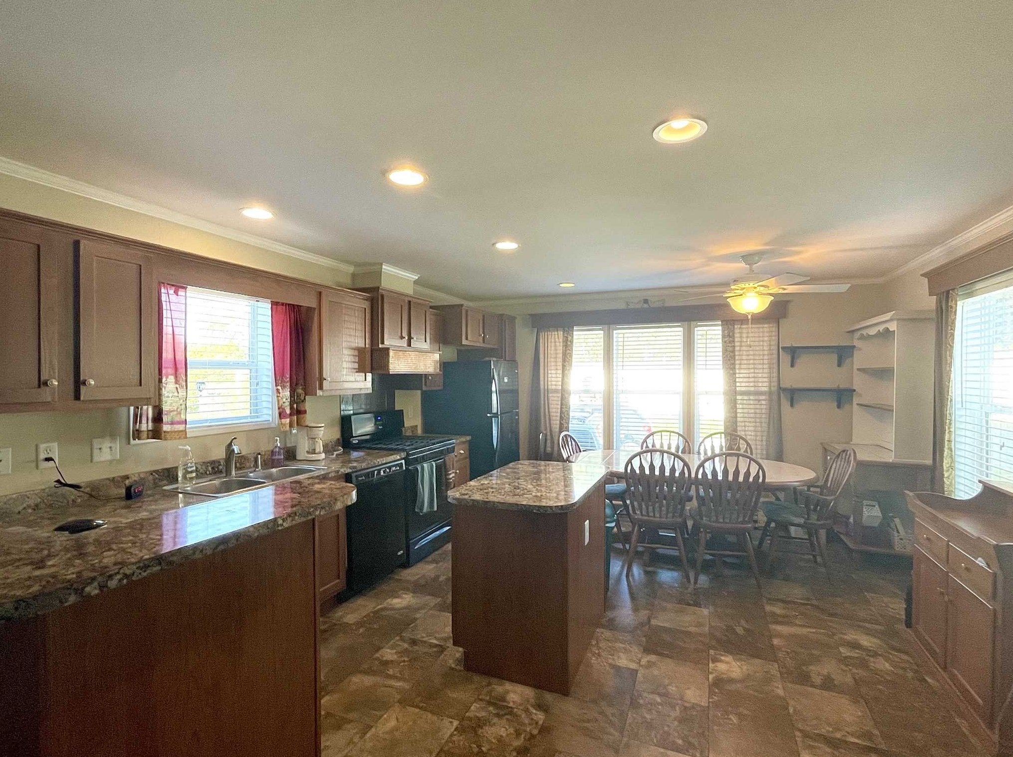 19 Hilltop Ln, Pleasant Valley, NY 12569-7119