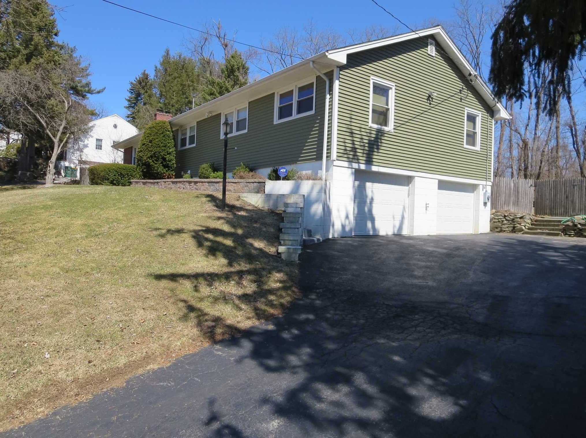 16 Clover Hill Dr, Poughkeepsie, NY 12603