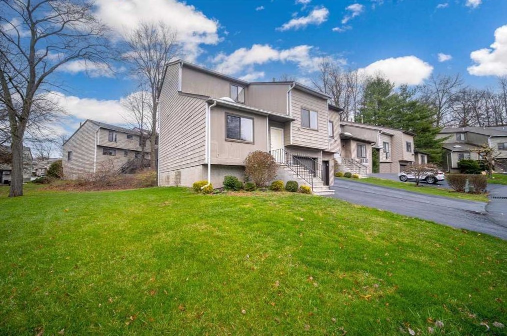10 Spruce Ct, Fishkill, NY 12524