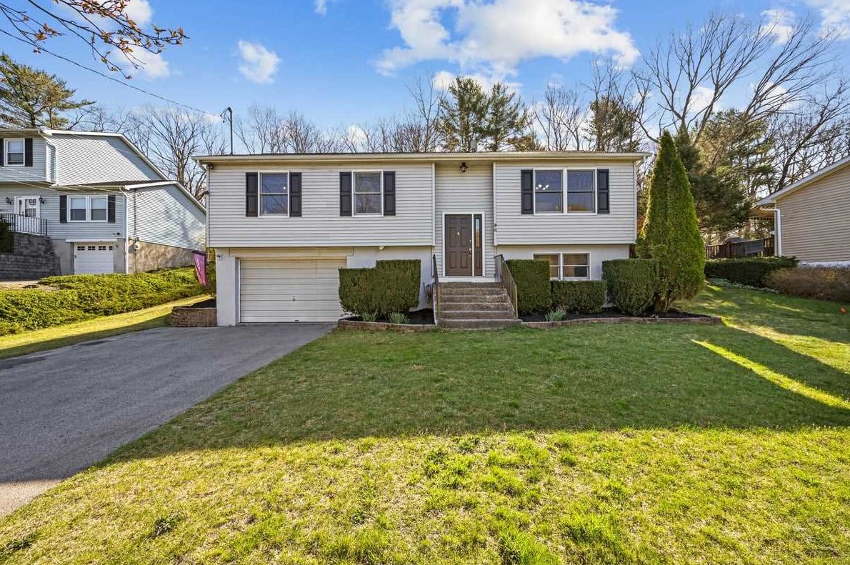 8 Susan Ct, Hyde Park, NY 12538