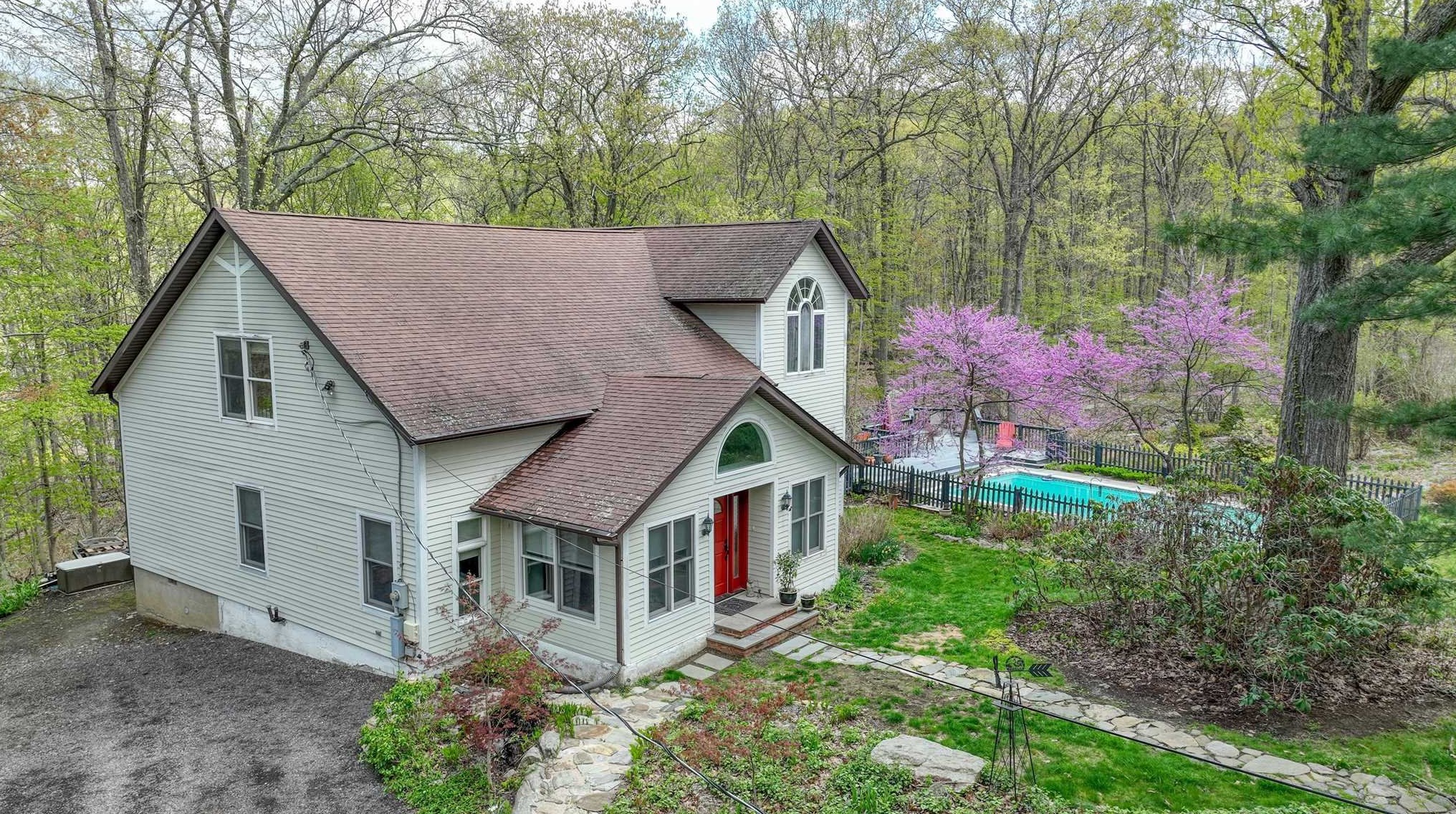 16 Knapp Ct, East Fishkill, NY 12533-7018