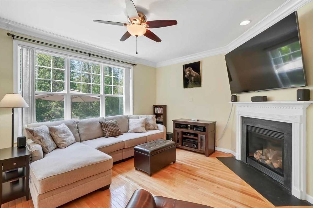 20 Sassafras Cir, East Fishkill, NY 12533-4322