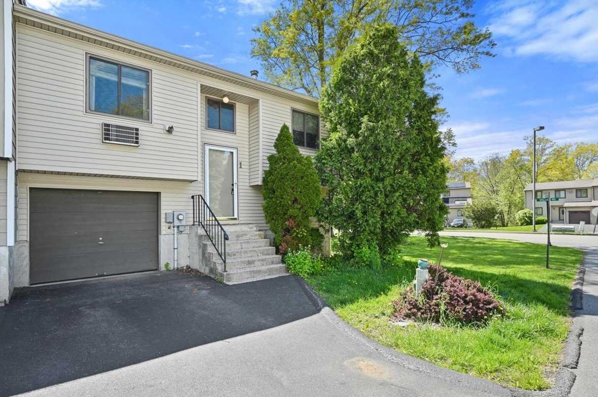 1 Laurel Ct, Fishkill, NY 12524