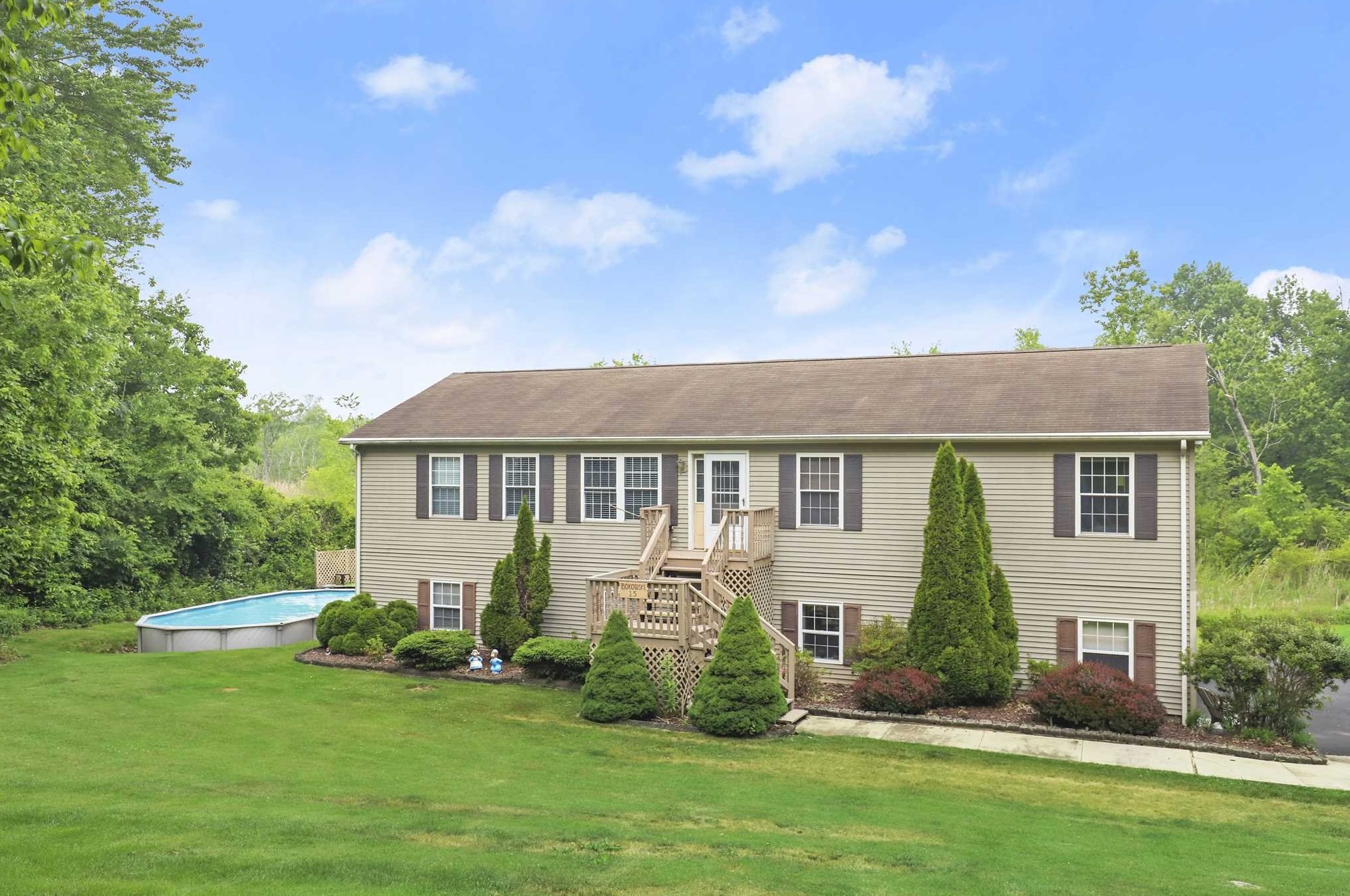 15 Fox Hollow Ln, East Fishkill, NY 12533-6632