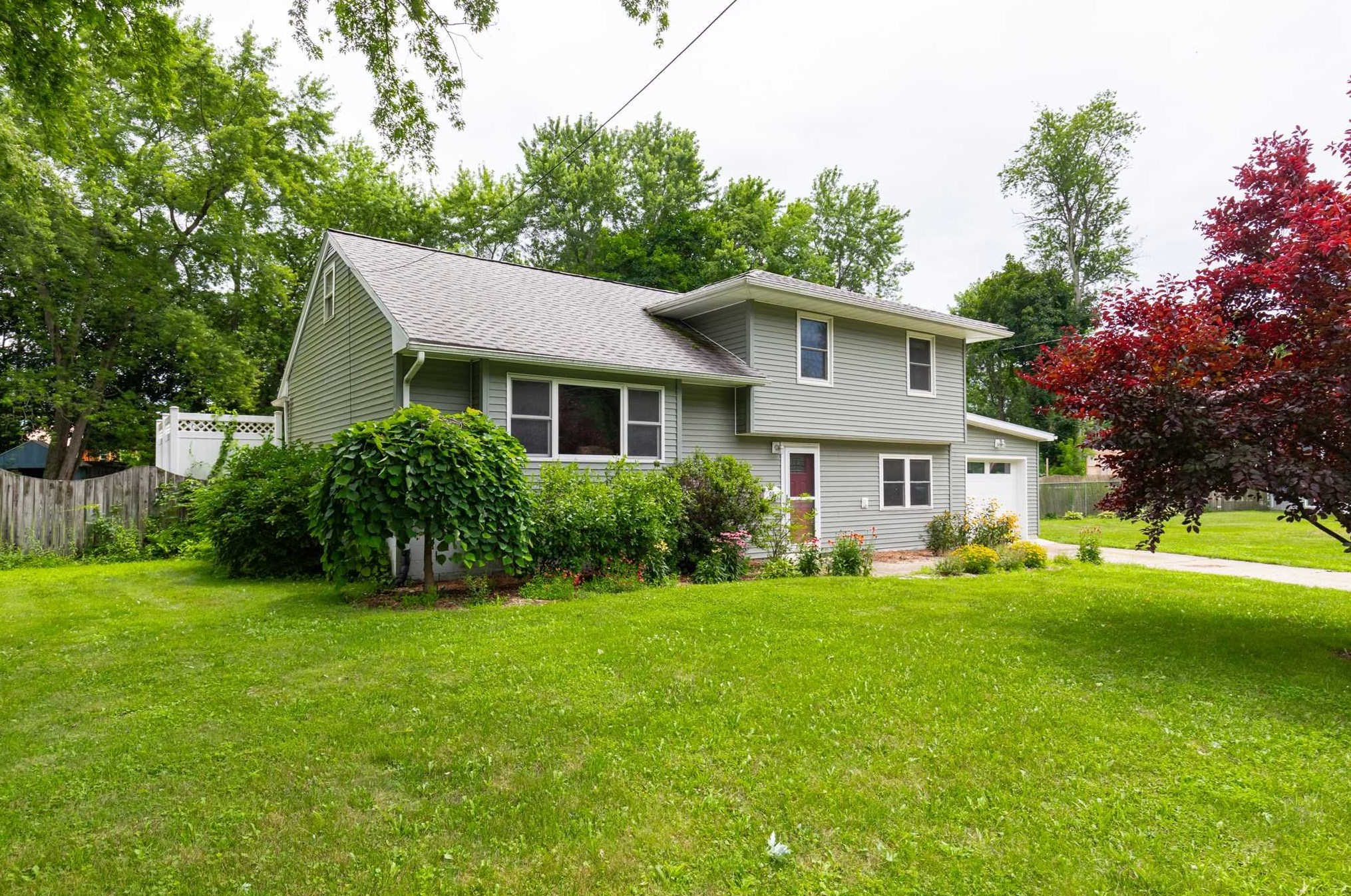 90 Cambridge Dr, Red Hook, NY 12571-1617