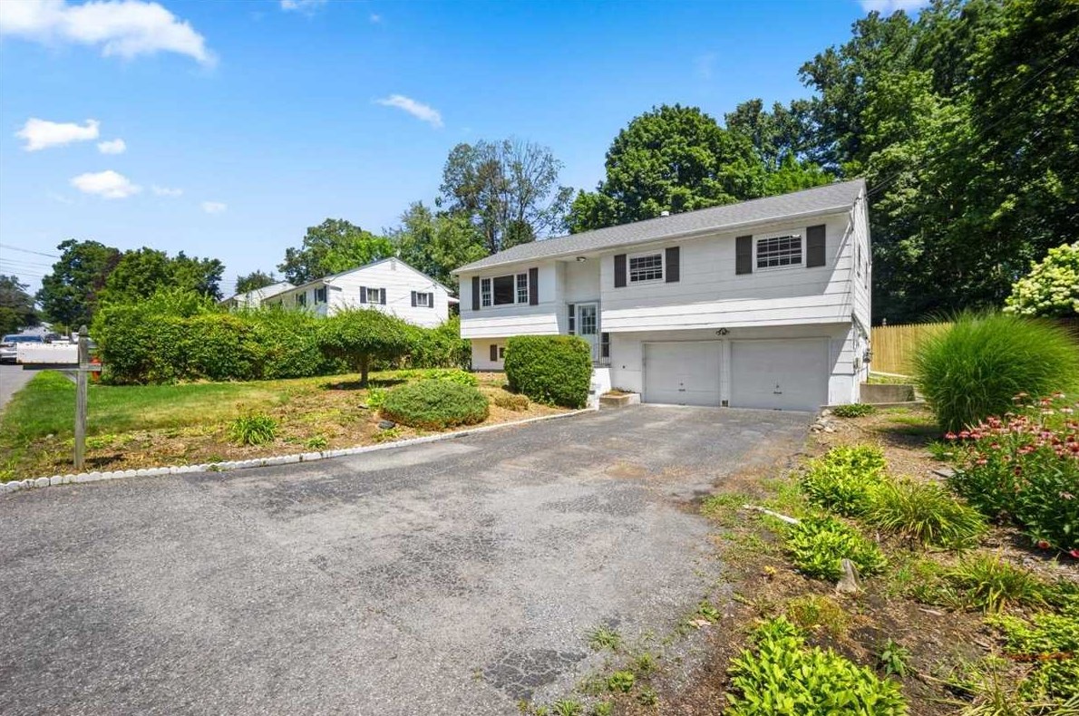 52 Robin Rd, Poughkeepsie, NY 12601