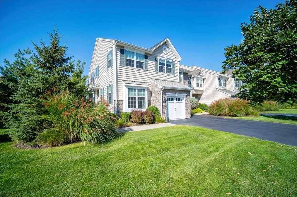 1323 Glastonbury Ln, Fishkill, NY 12524