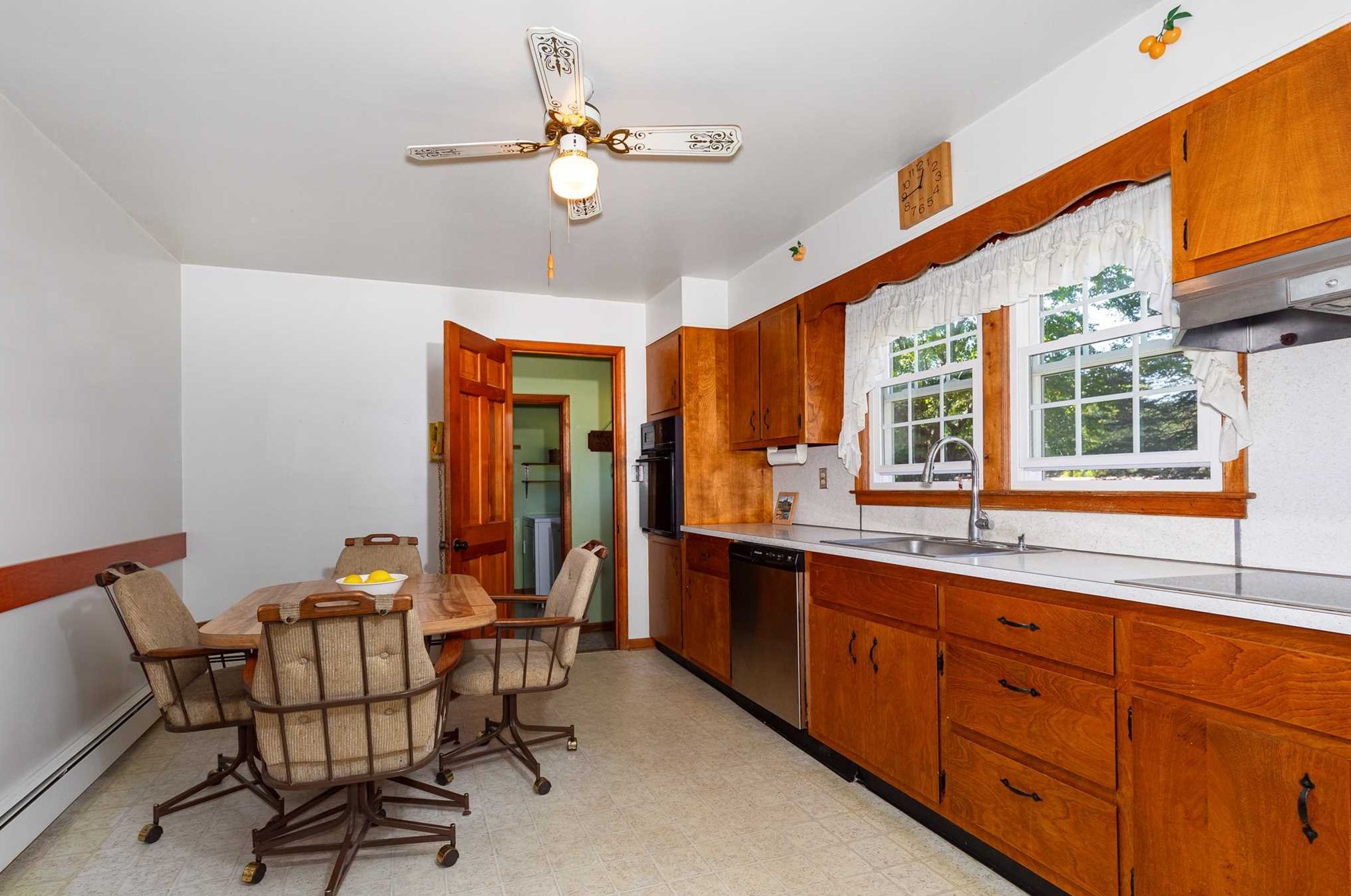 4 Elm St, Red Hook NY 12571-1148 exterior