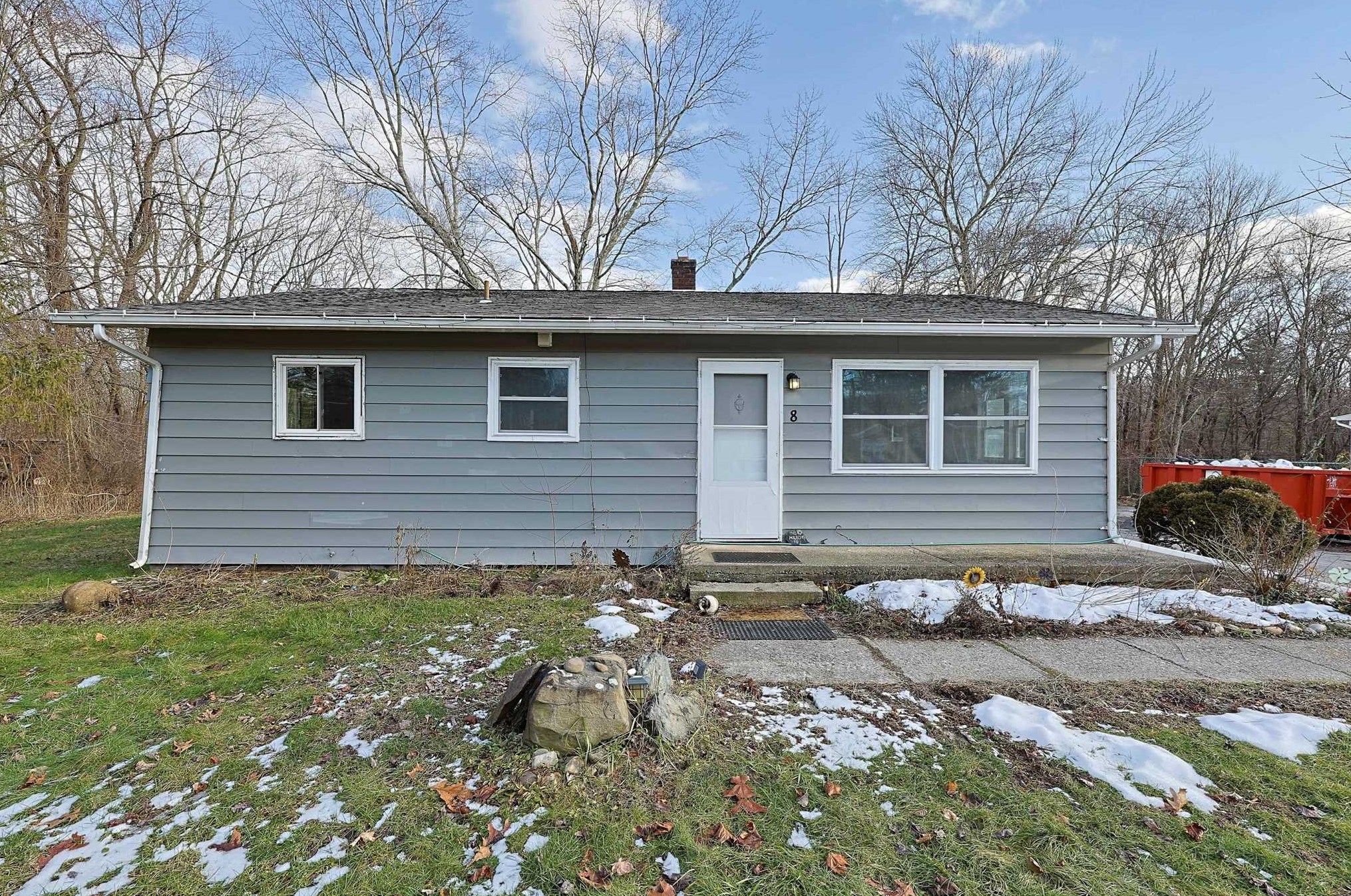 8 Sycamore Dr, Hyde Park, NY 12538