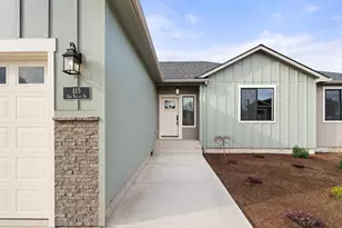 115 Oak Valley Dr, Talent, OR 97540 - Photo 2