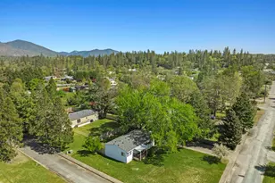 387 Tavis Dr, Merlin, OR 97532 - Photo 10