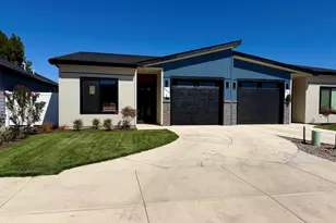 694 Terrazzo Wy, Medford, OR 97501 - Photo 2