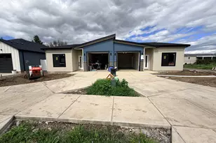 694 Terrazzo Wy, Medford, OR 97501 - Photo 2