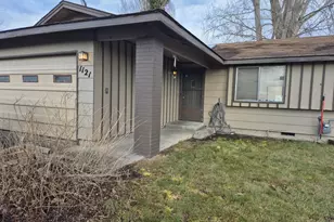 1121 Merryman Dr, Klamath Falls, OR 97603 - Photo 2