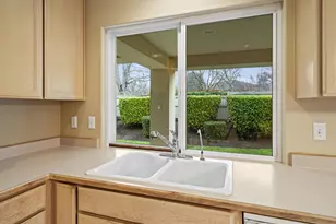 703 Summerwood Dr, Medford, OR 97504 - Photo 14